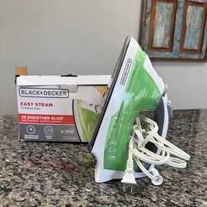 Black & Decker Easy Steam Iron - Lime Green and White EUC